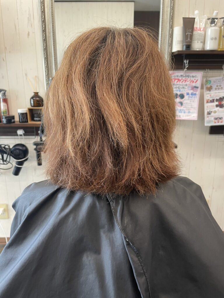 2週間に一度のセルフカラーで根元が暗く染まっている施術前(ビフォー)の髪の状態