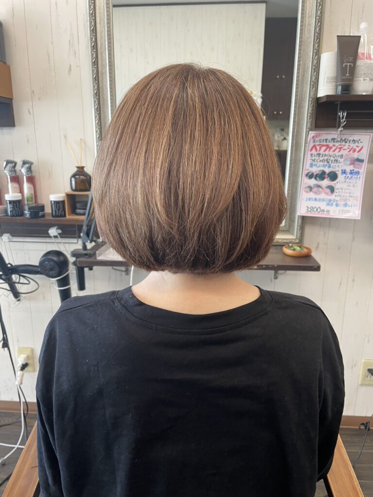 脱白髪染めハイライトと髪質改善カラーによる透明感のある明るいボブスタイル(アフター)