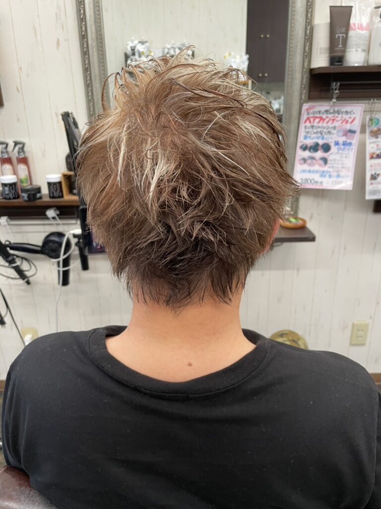 伸びてきた白髪を自然にぼかすハイライトブリーチカラーの完成スタイル