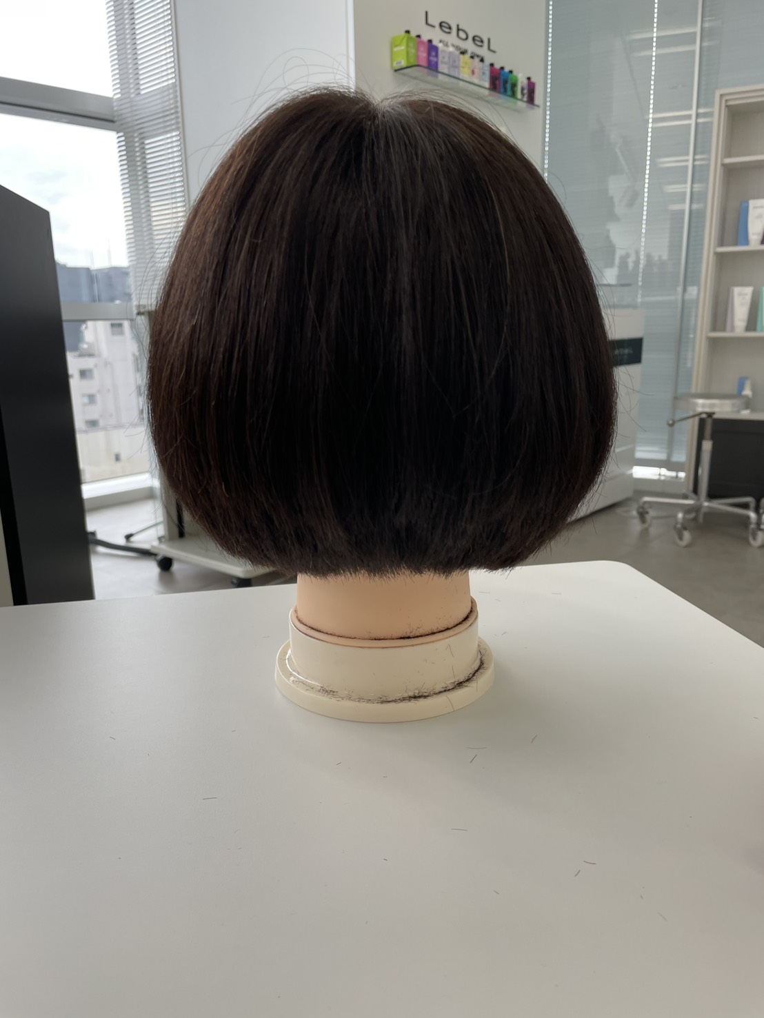 カット講習で制作した日本人向け前下がりボブのウィッグ（フロント斜め）