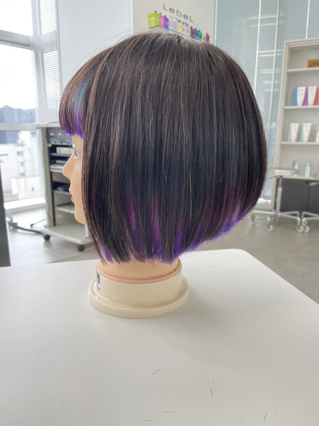 PEEK-A-BOO高橋学先生作 前下がりボブの展示用ウィッグ（斜め前からの角度）
