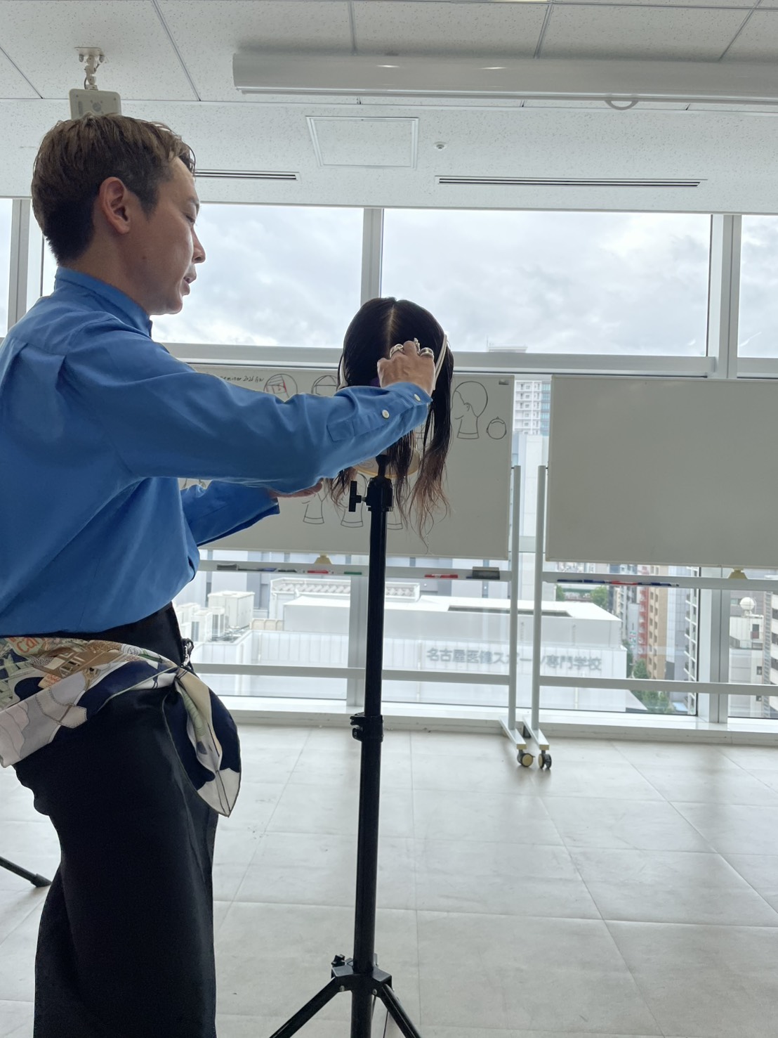 PEEK-A-BOO高橋学先生による前下がりボブのカットデモンストレーション風景